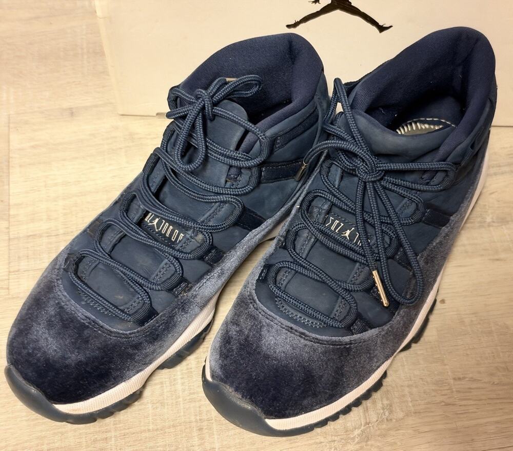 Air Jordan 11 Midnight Navy Velvet Women’s Size 8 EUC